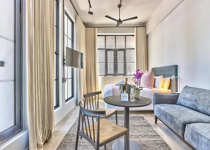 Charming Corner Unit At The Harri In The East City