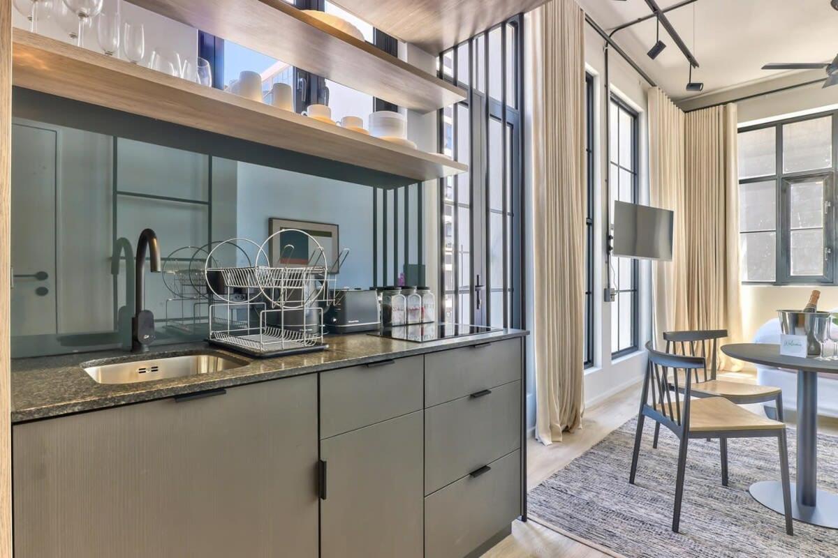 Charming Corner Unit At The Harri In The East Apartment