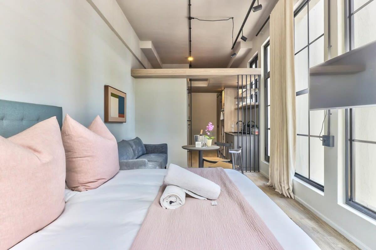 Charming Corner Unit At The Harri In The East Apartment